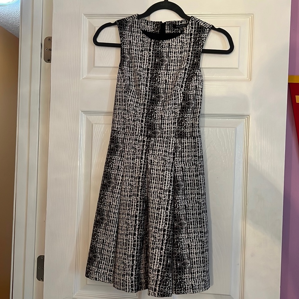 Casual black, white and grey dress. Has pockets and runs true to size, 00 petite